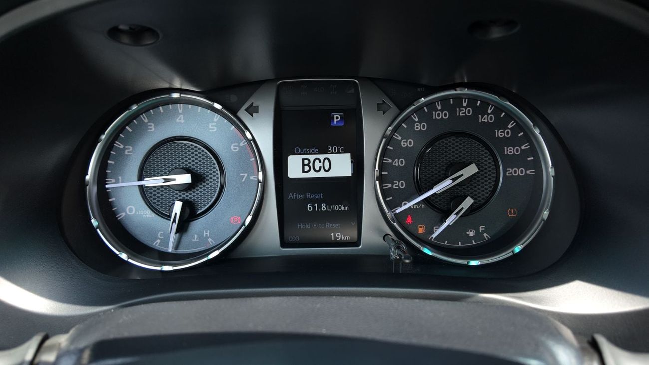 تويوتا هيلوكس  TOYOTA HILUX SR5 4.0 V6 4WD A/T 2026