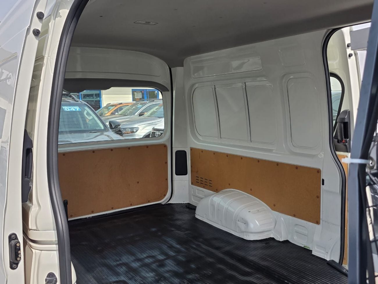 Toyota Hiace DLS - STD ROOF 2019 HIACE DIESEL RIGHT HAND 2.8 LITER AUTOMATIC 5 DOORS