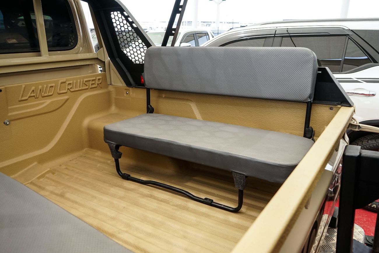 تويوتا لاند كروزر بيك آب The Toyota Land Cruiser Pickup (specifically the 70 Series/LC79) is a legendary, heavy-duty 4x4, ren