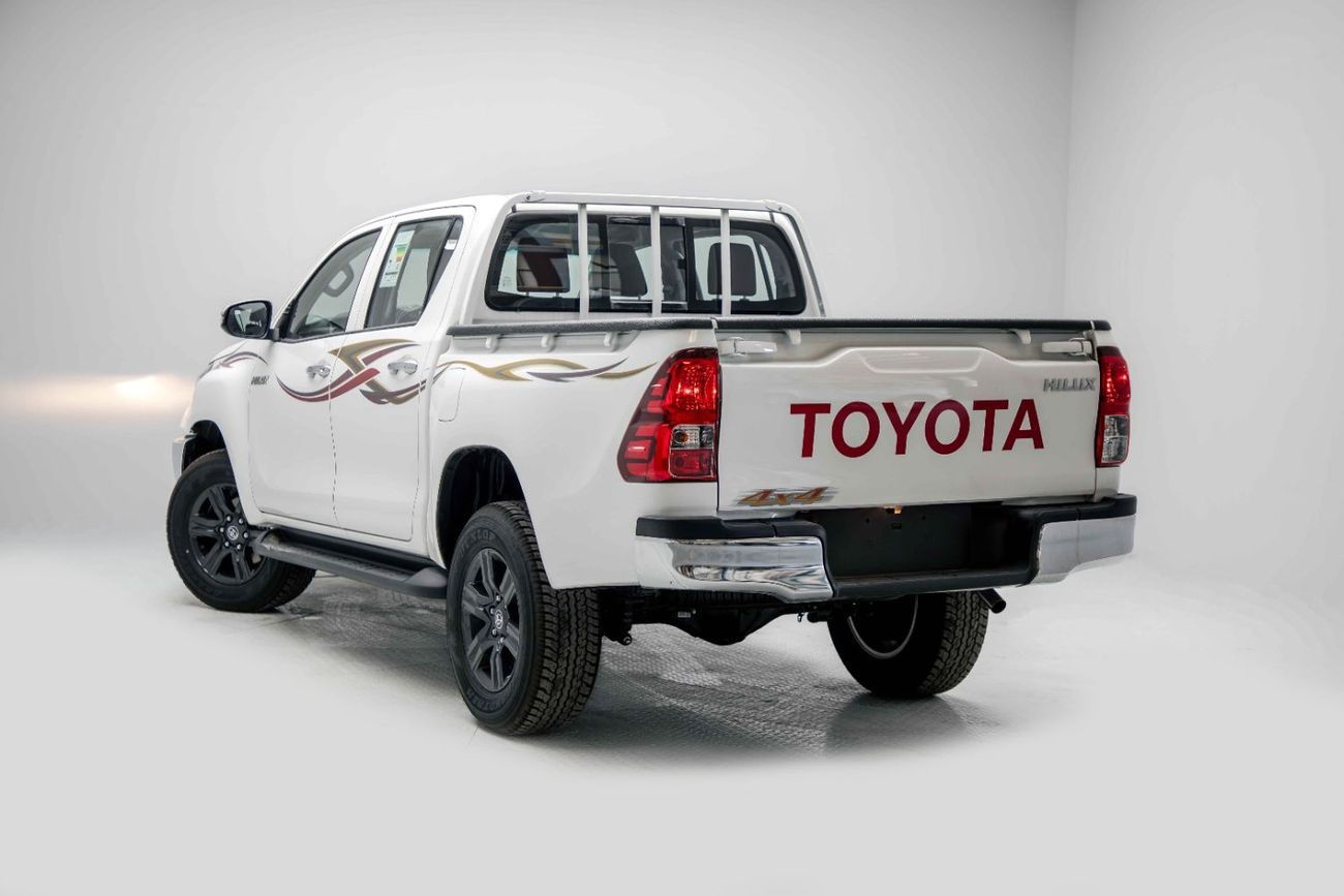 تويوتا هيلوكس 2.7L - Super White Inside Red | Export Only