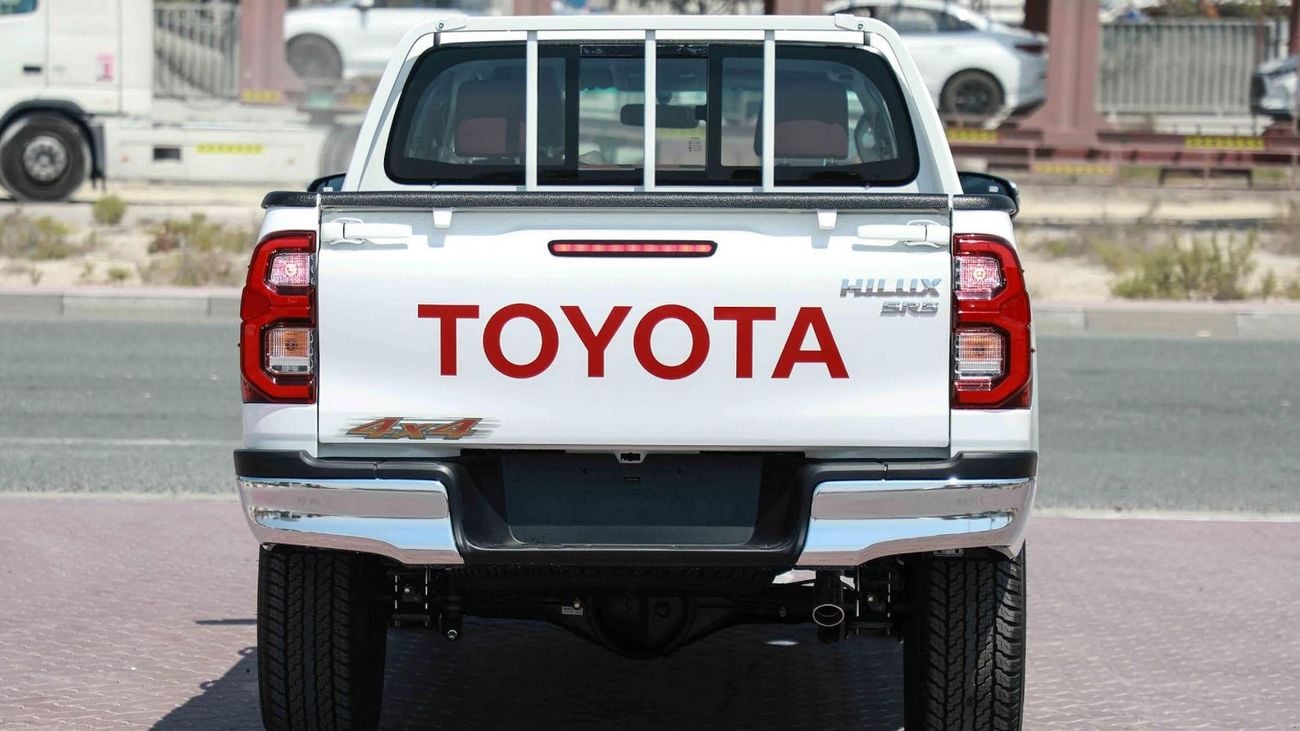 تويوتا هيلوكس 2.7L VVT‑i inline‑4 petrol (2TR‑FE), 4 door. 5 seats