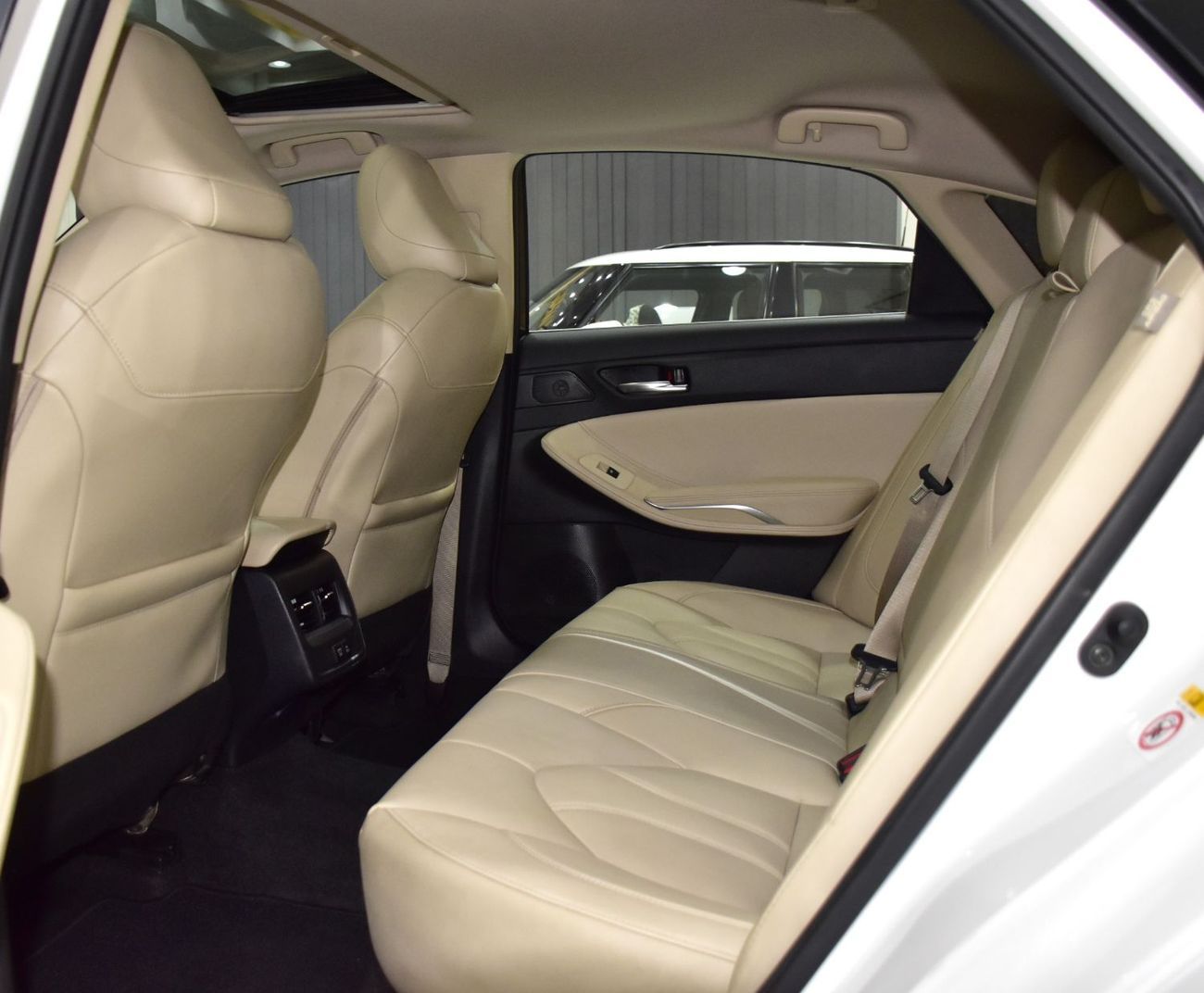 Toyota Avalon EXCELLENT DEAL for our Toyota Avalon XLE ( 2021 Model ) in White Color GCC Specs