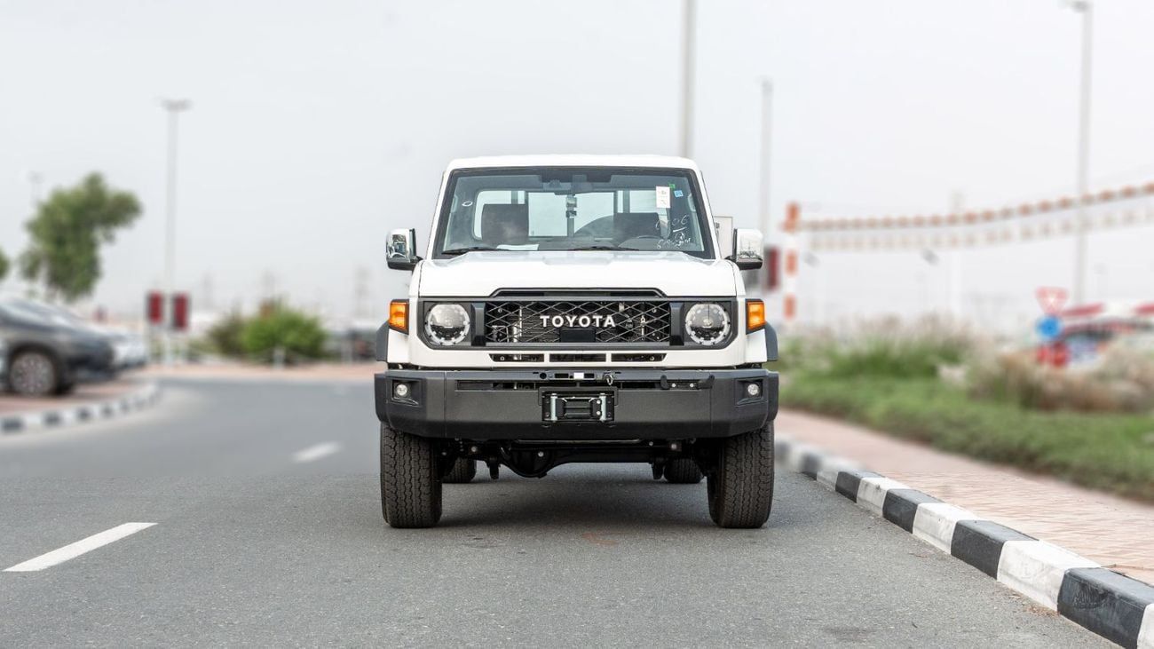 تويوتا لاند كروزر بيك آب 2026 Toyota Land Cruiser LC79 4.0L AT Petrol Full Option (White-Brown)