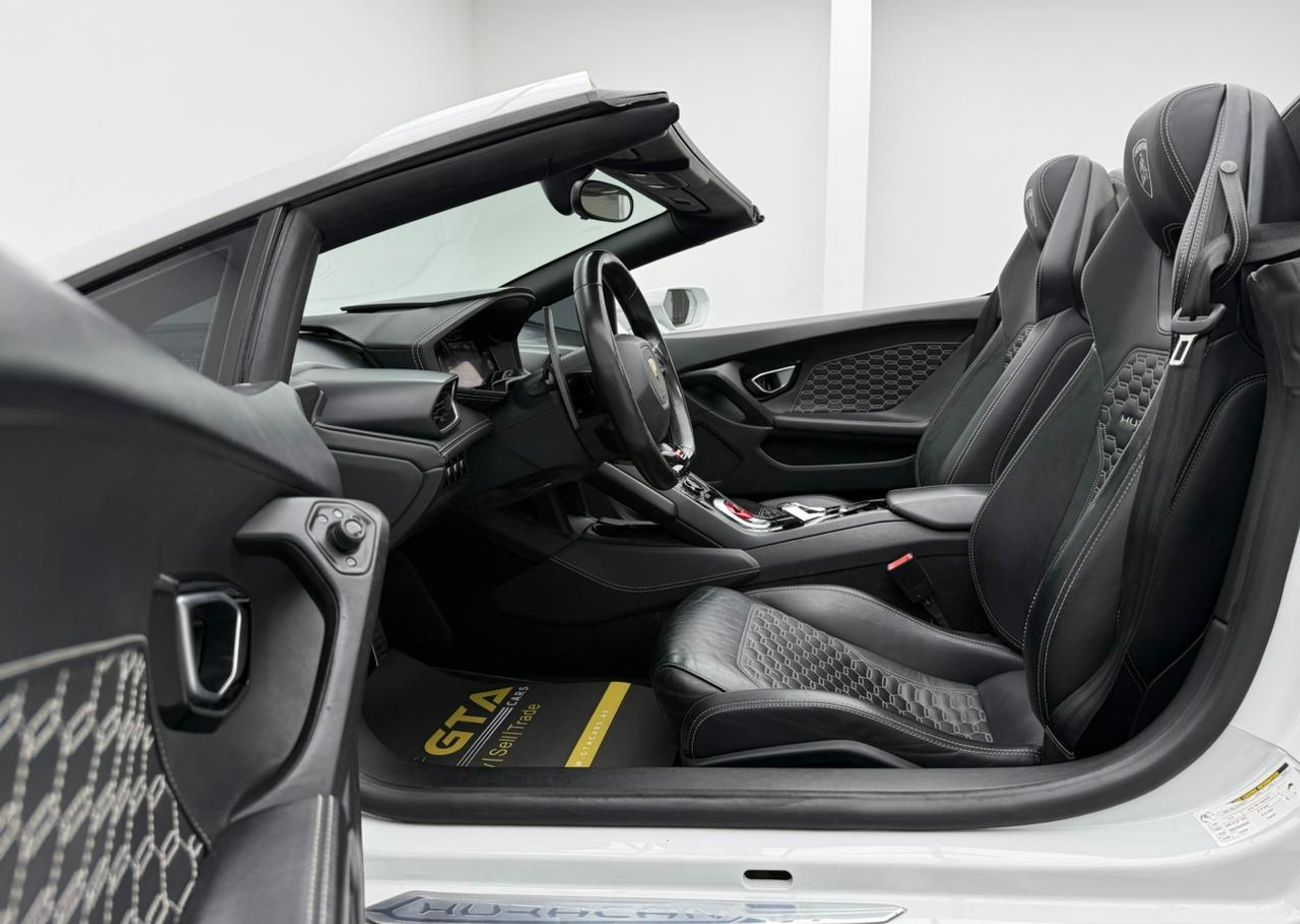 Lamborghini Huracan 2017 Lamborghini Huracan LP610-4 Spyder ,Full Service History ,GCC