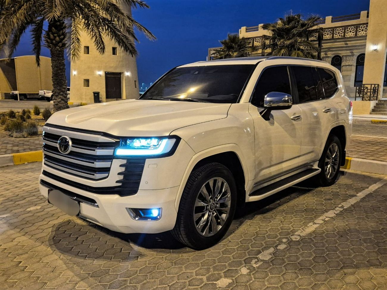 Toyota Land Cruiser VXR 4.0L Black-interior 4.0L LHD Petrol Automatic 4WD 6-Cylinders Sunroof Leagher-Electric Front Sea