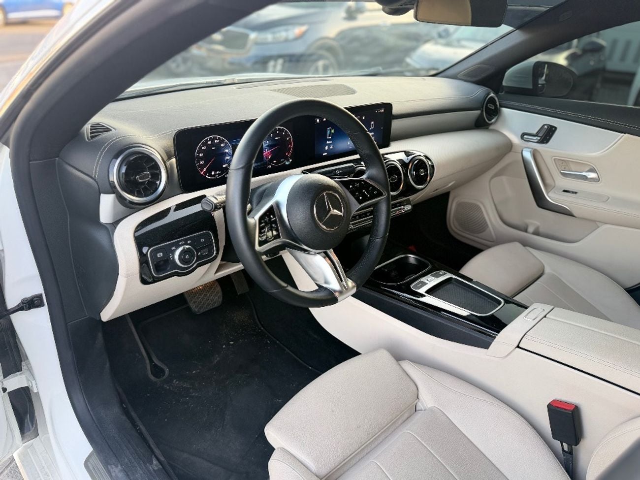 Mercedes-Benz CLA 250 للبيع Mercedes-Benz CLA 250 2025 فل أوبشن – صبغ وكالة الممشى: 1,000 كم فقط  فتحة سقف، جلد كهرباء، شا