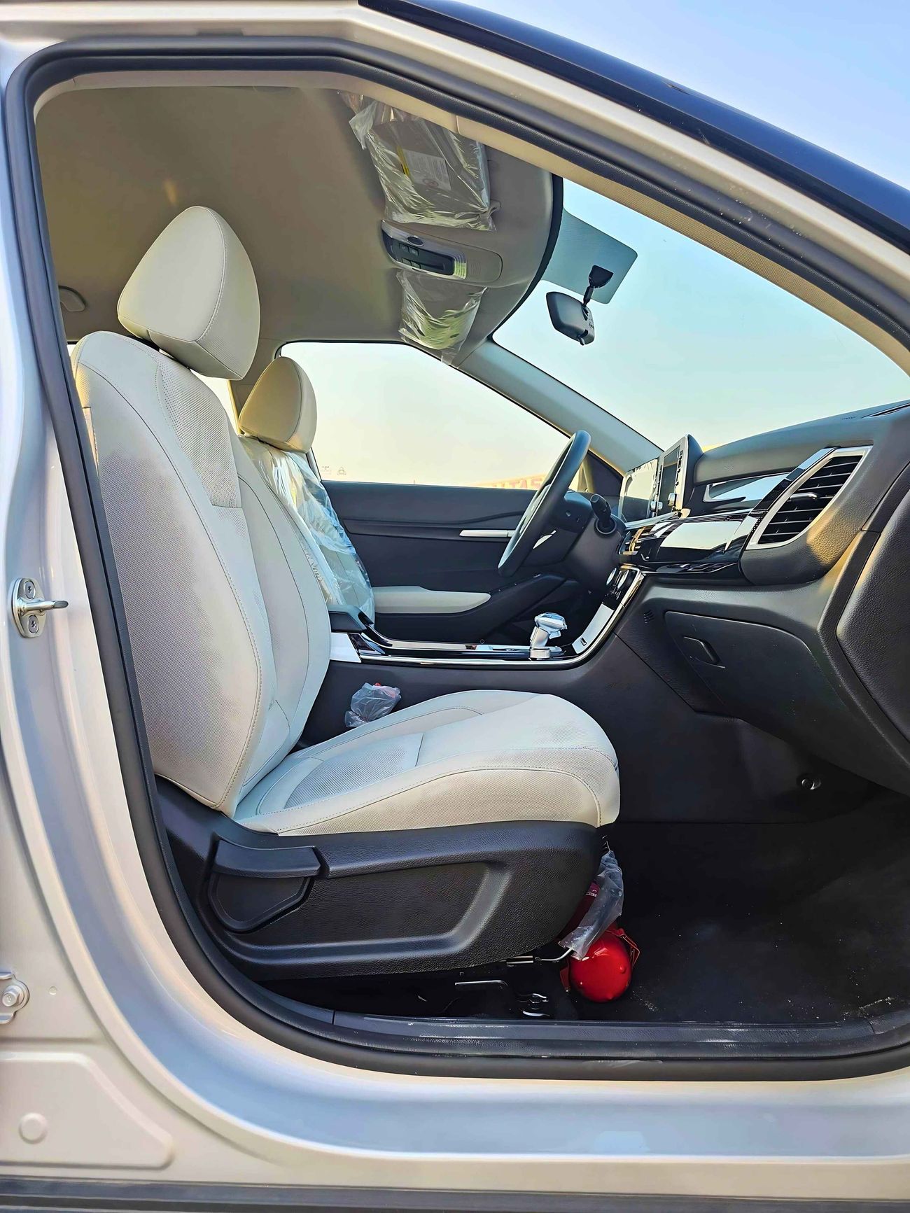 Kia Seltos DUAL TONE, 1.5L V4 PETROL, WITHOUT SUNROOF, DVD+ CAMERA (CODE # 68091)