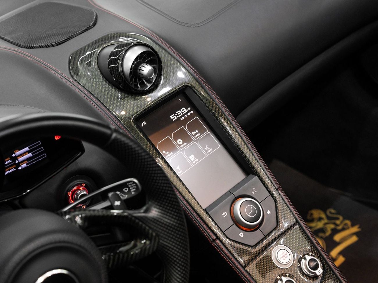 مكلارين 650S سبايدر نظام رفع، حزمة الكربون، نظام صوت ميريديان، مواصفات دول مجلس التعاون الخليجي!!