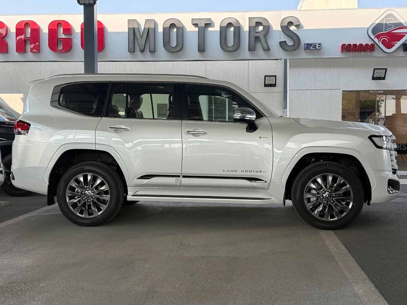 Toyota Land Cruiser 2026 TOYOTA LAND CRUISER 300 VXR 3.5 HYBRID HEV **EXPORT ONLY**التصدير فقط خارج الخليج***