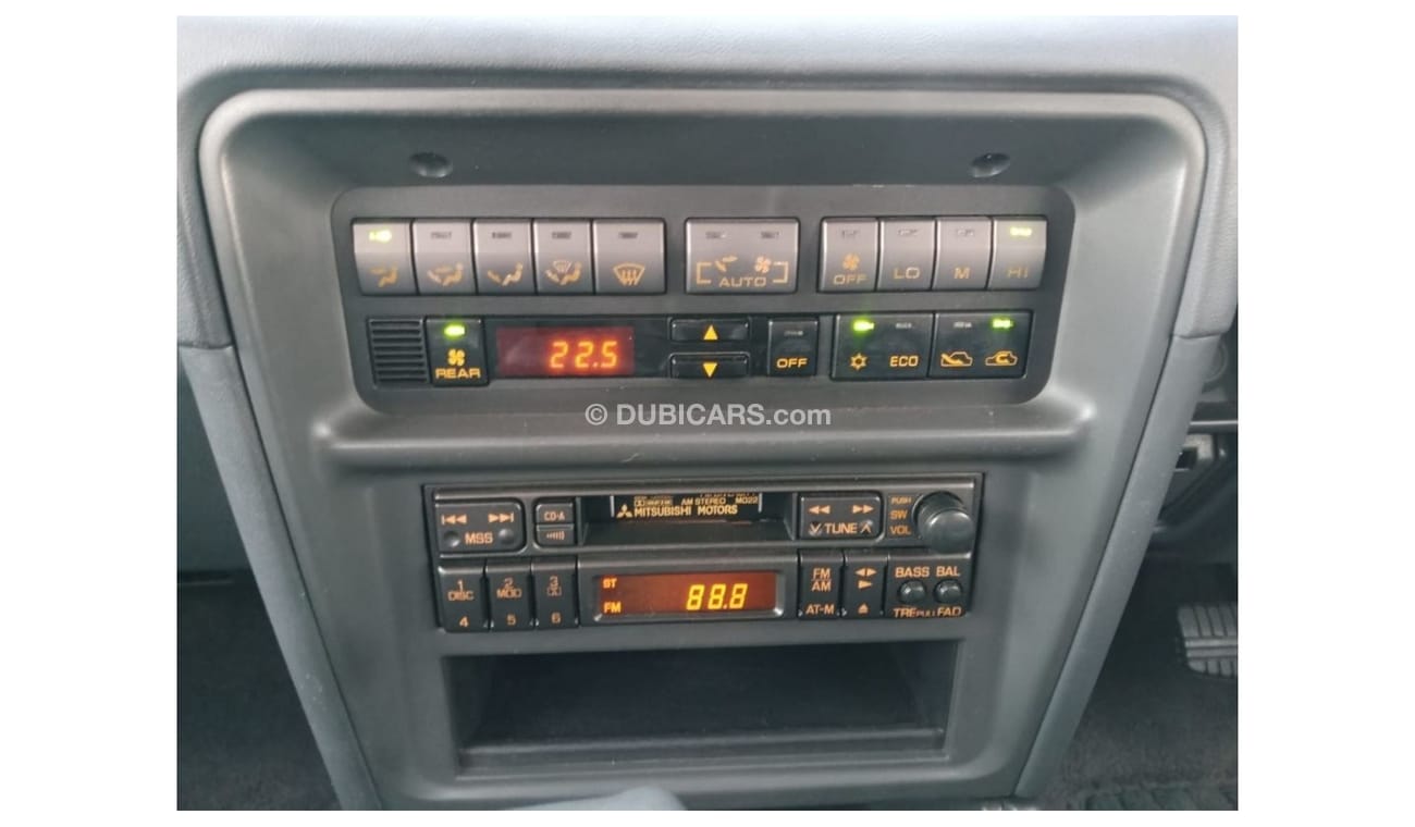 Mitsubishi Pajero MITSUBISHI PAJERO RIGHT HAND DRIVE (PM940)