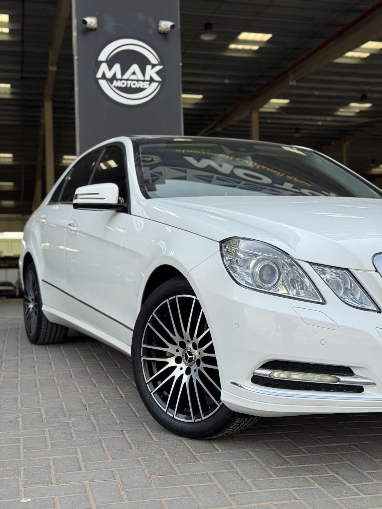 Mercedes-Benz E300 3.0L V6 / FULL OPTION PANORAMIC SUNROOF / KEYLESS ENTRY / KEYLESS START / ENTERED IN SYRIA CUSTOMS F