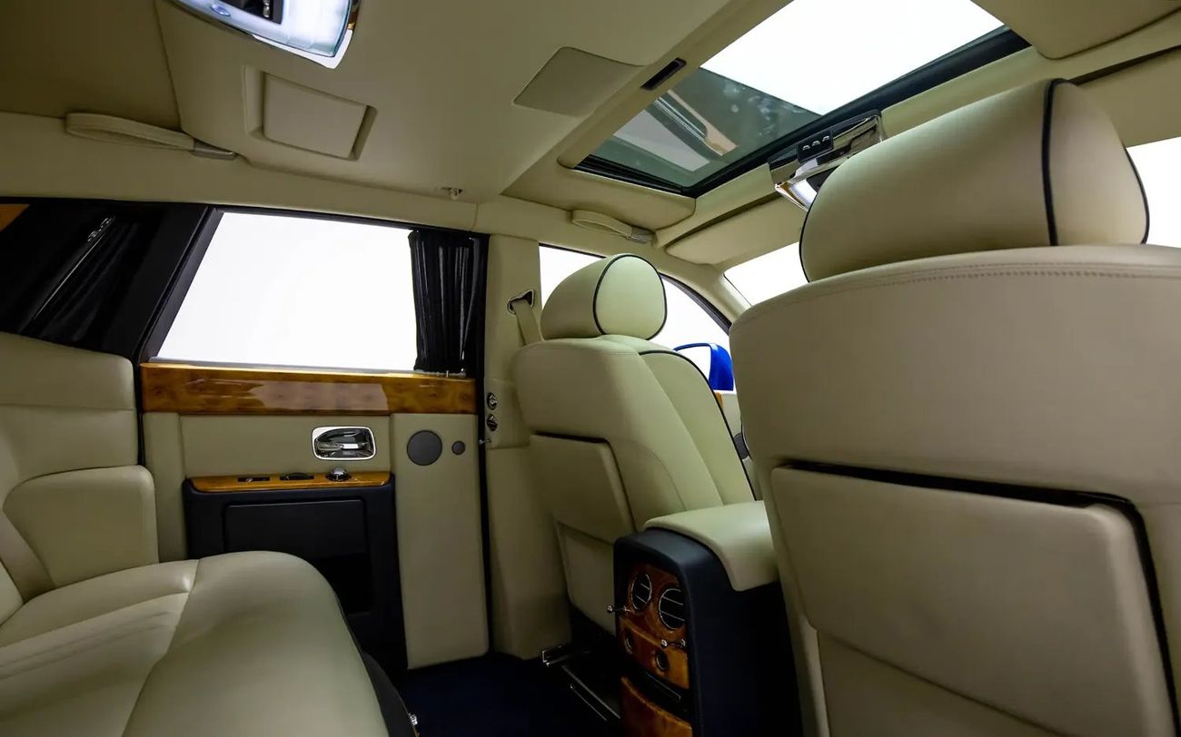 Rolls-Royce Phantom Std 6.8L Sedan ( Full Options With Star Lights ) - GCC Spec