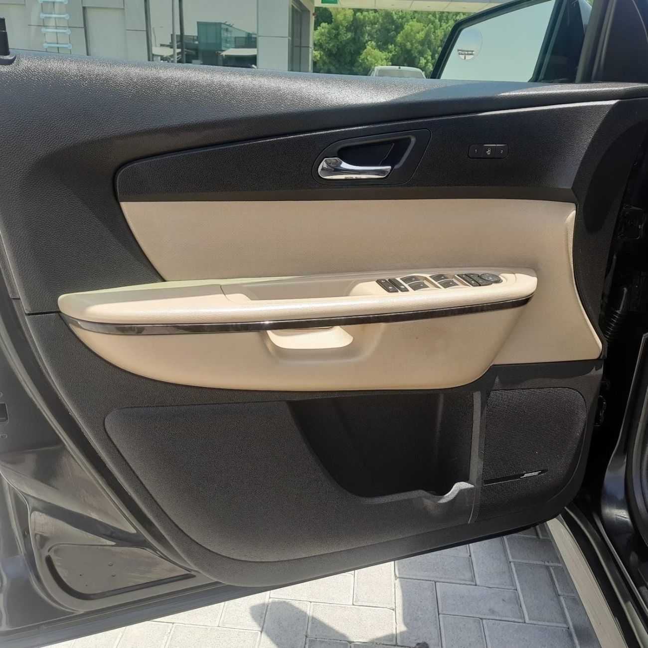 GMC Acadia SLE GMC Acadia Model 2012   GCC -- full opsions no 1 very very- VERY GOOD CONDITION