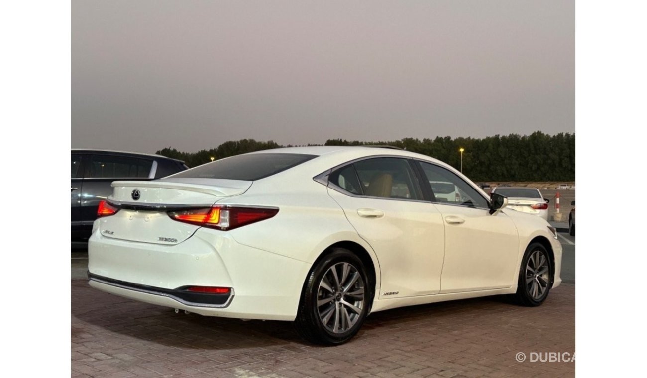 Lexus ES 300 Hybrid Lexus ES300h 2019 GCC very good condition