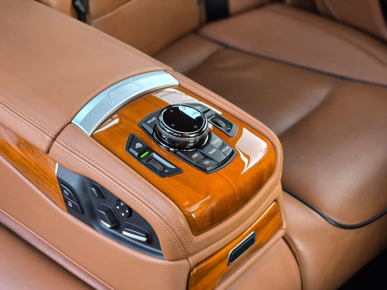 بي أم دبليو 750Li Luxury 4.4L (443 HP)