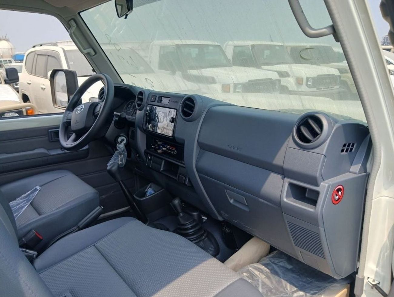 تويوتا لاند كروزر بيك آب Single Cab - 4.2L Diesel Manual - 6 Cylinders - White - ECT0001