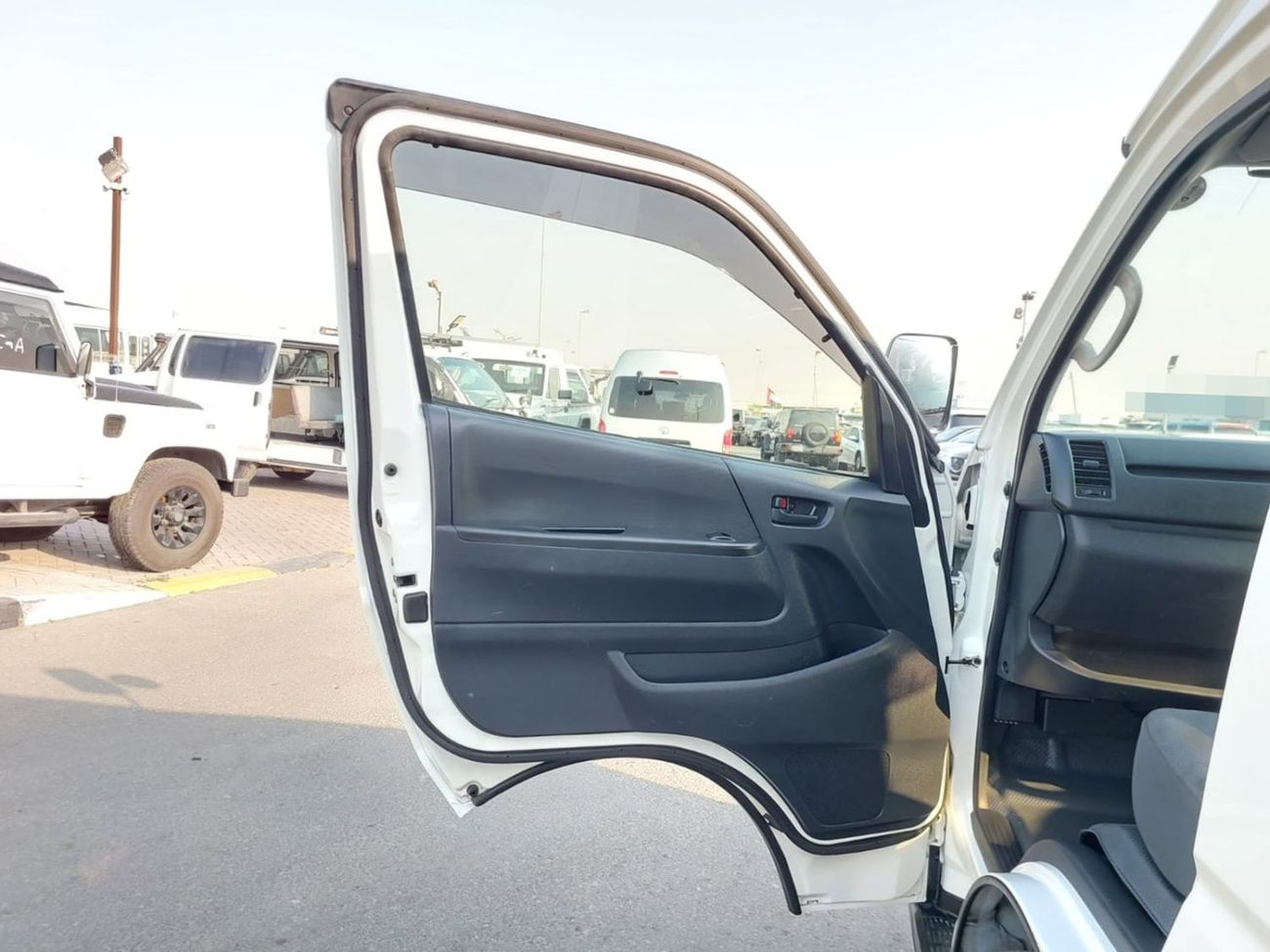 Toyota Hiace TOYOTA HIACE COMMUTER VAN RHD 2015 MODEL 2.7 L PETROL AUTOMATIC(PM54137)