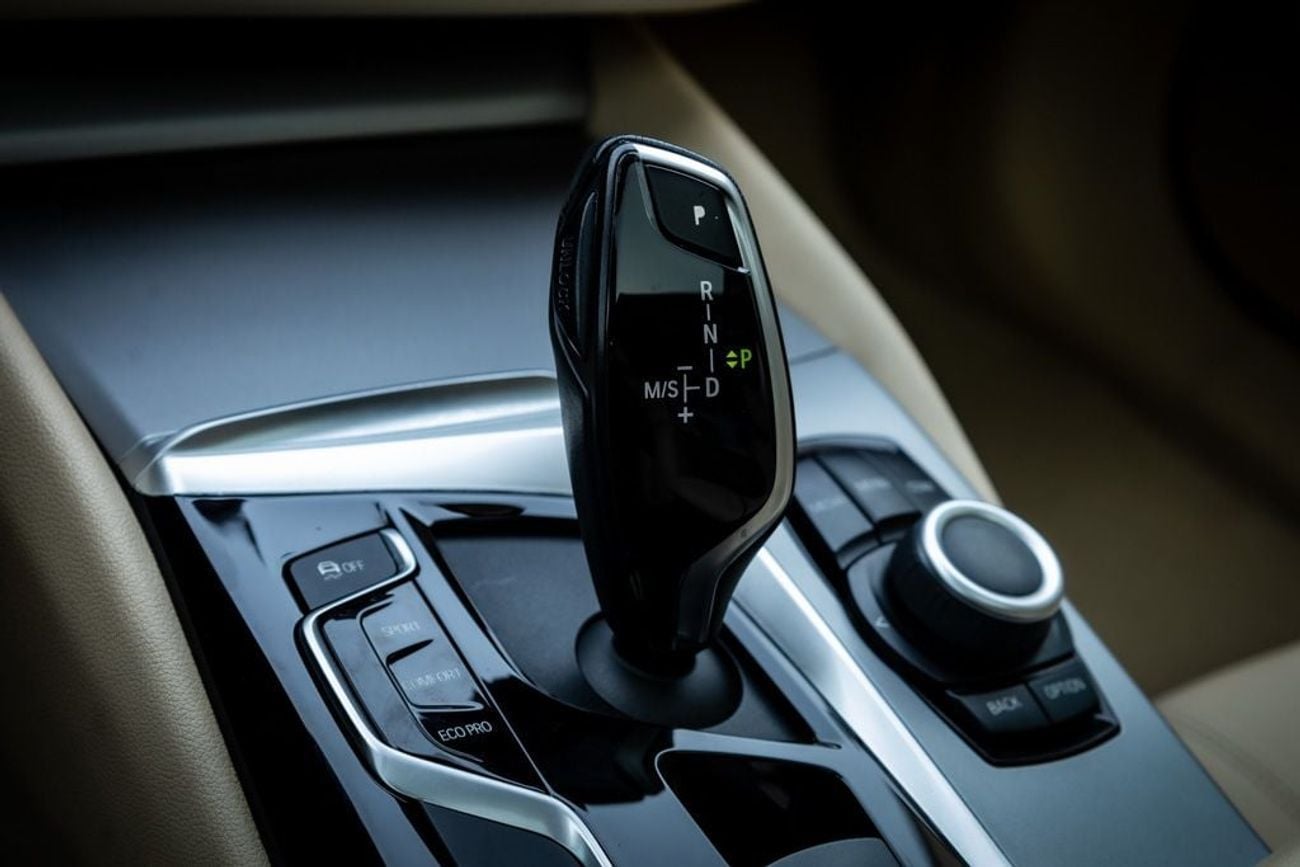 بي أم دبليو 520i Std 2.0L