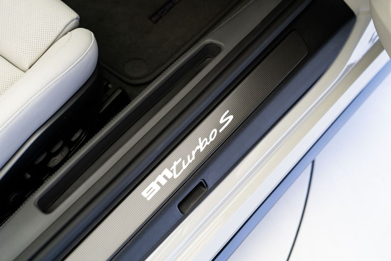 بورش 911 Turbo S 3.8L (640 HP) Convertible