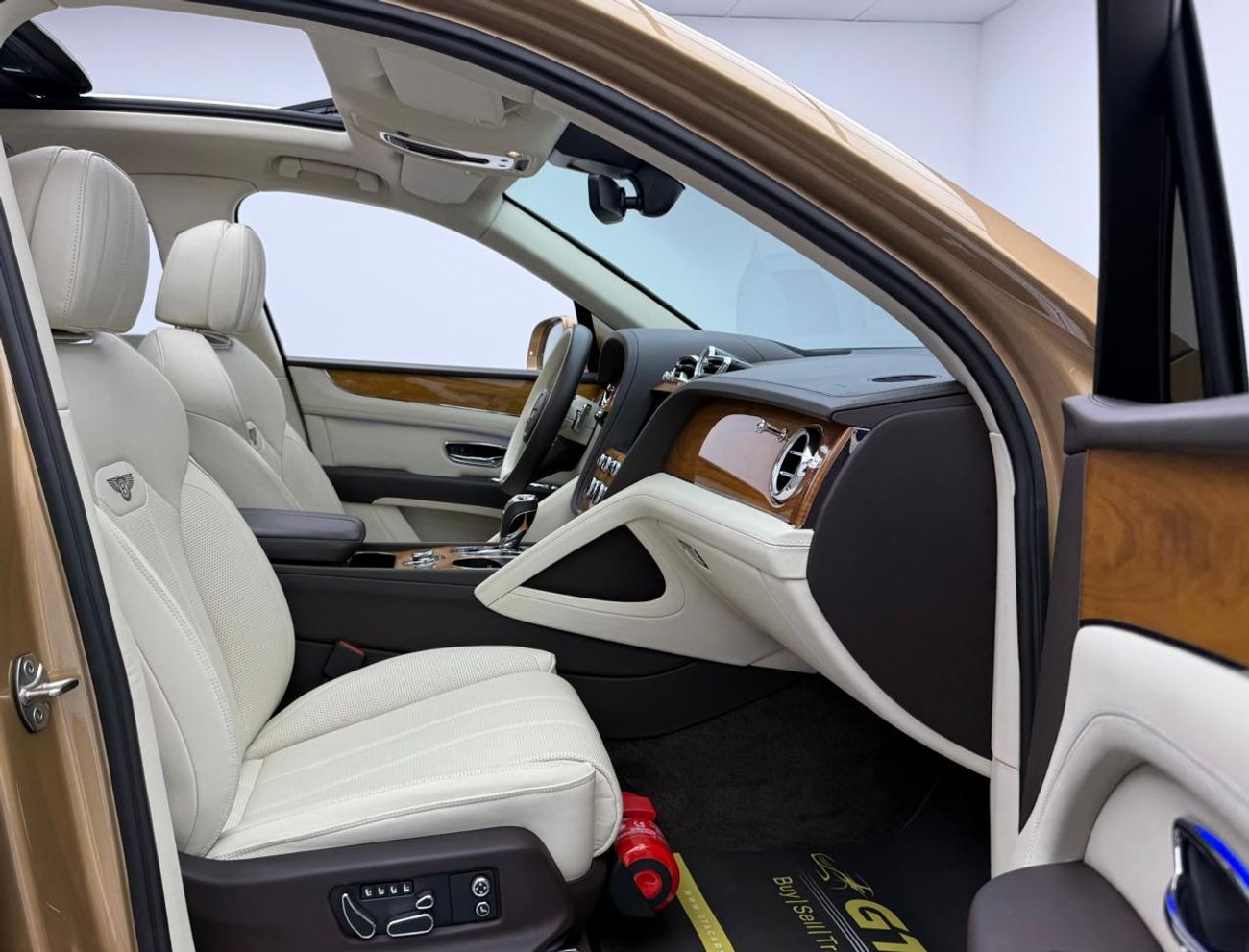 بنتلي بينتايجا 2022 Bentley Bentayga V8, 2027 Bentley Warranty + Service Pack, Full Bentley Service History, GCC