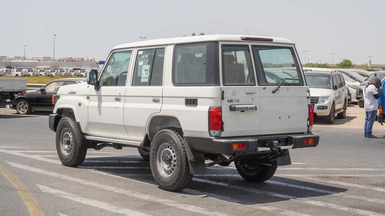 تويوتا لاند كروزر 70 LX 4.0 L V6