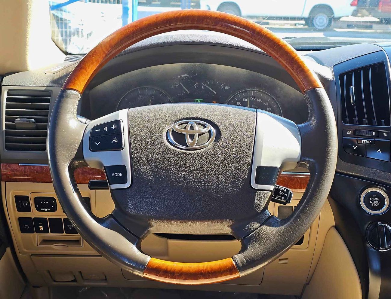 Toyota Land Cruiser GXR/ V6 / 4.0L/ 4WD/ SUNROOF/ ORG SHAPE/ A/T / FULL OPTION / LEATHER SEATS/ EXPORT ONLY / LOT#10319