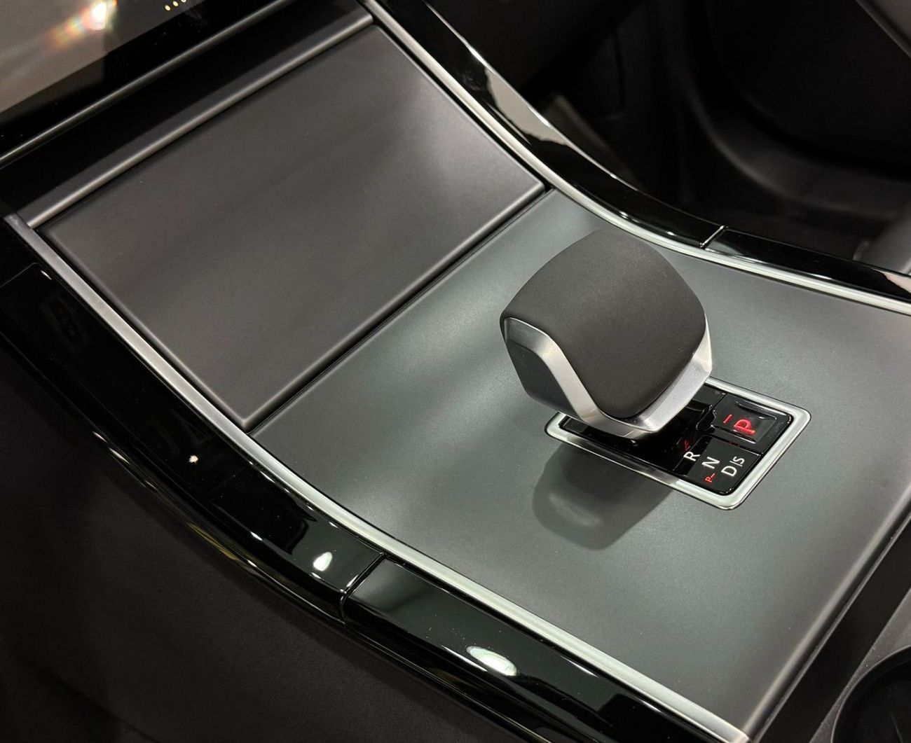 Land Rover Range Rover Velar 2024 Range Rover Velar Dynamic SE  P250, 5 Years Agency Warranty, Full Service History, GCC