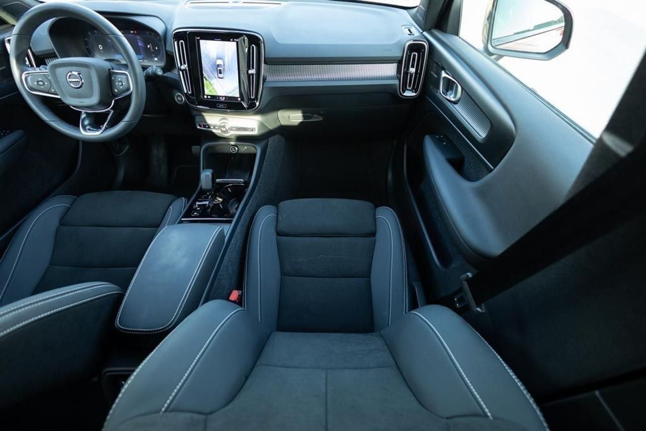 فولفو XC 40 Volvo XC40 B4 Ultimate Dark 2023 GCC under Agency Warranty with Flexible Down-Payment.