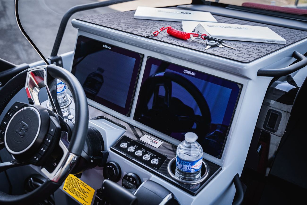 برابوس جي 800 ويدستار - مرسيدس-إيه إم جي جي 63 Boat BRABUS SHADOW 300 CROSS TOP INCL. TRAILER