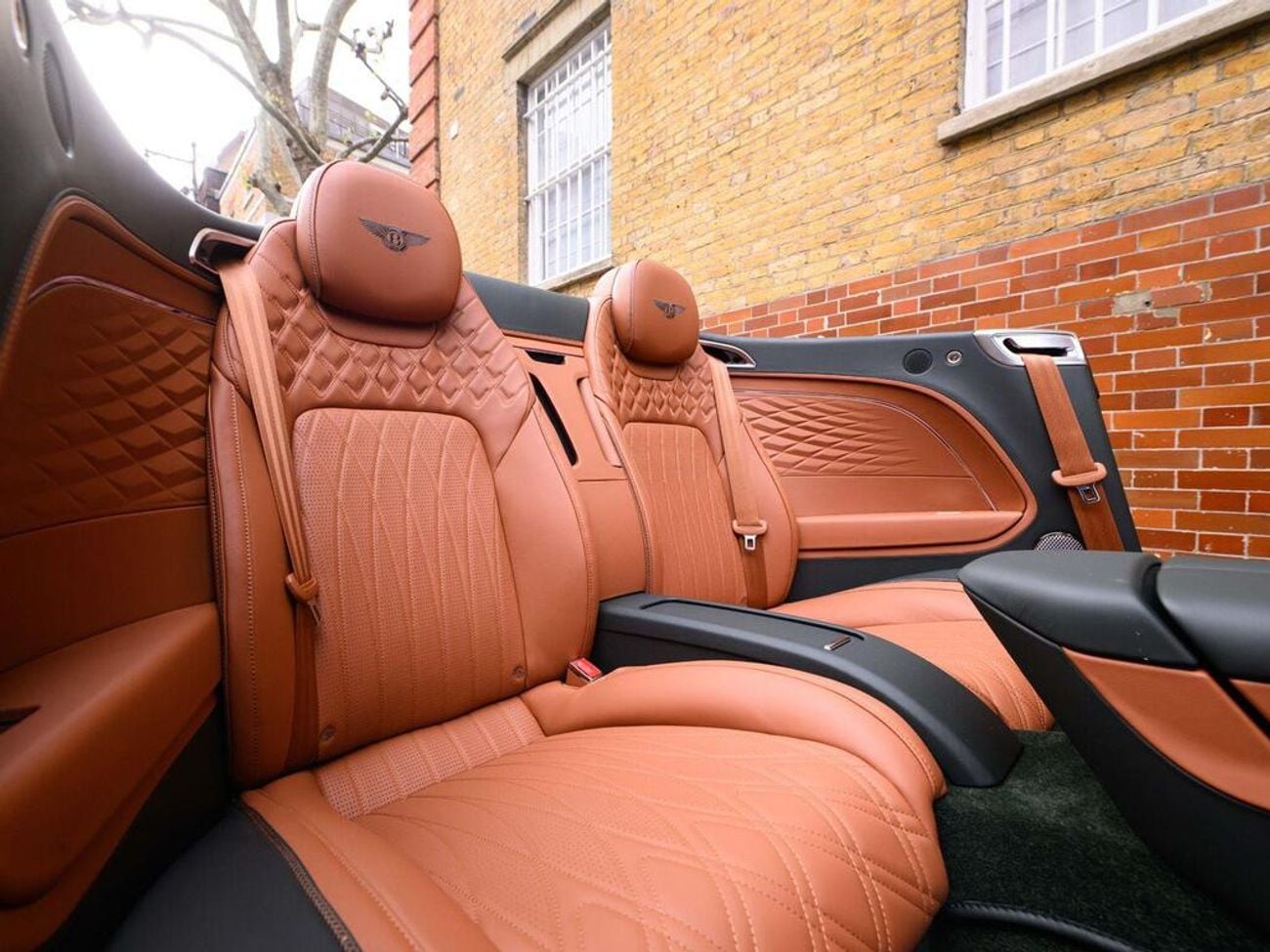 بنتلي كونتيننتال 4.0 V8 High-Performance 25.9kWh GTC Azure Auto 4WD Euro 6 (s/s) 2dr (EXPORT ONLY) Right hand drive