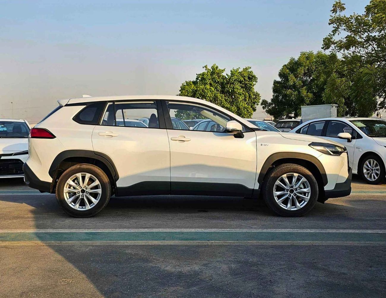 تويوتا كورولا كروس HYBRID ELITE / SUNROOF / FABRIC SEATS / 2.0L V4 PETROL (CODE # CRCHC)