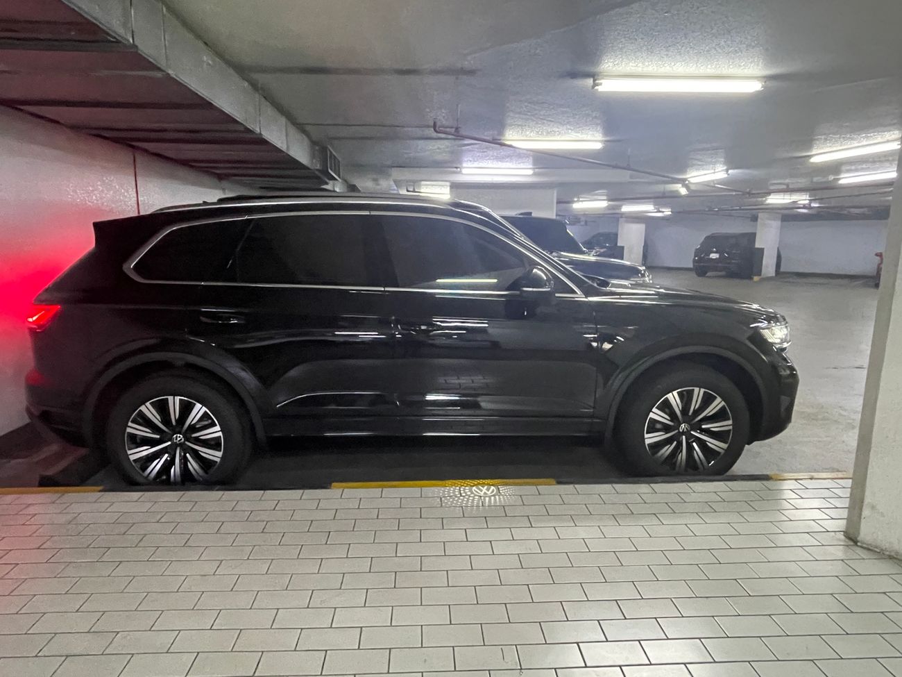 Volkswagen Touareg Elegance Plus (soft closing, Cruze control, full car plays, blind spot monitoring, multi colour ambi