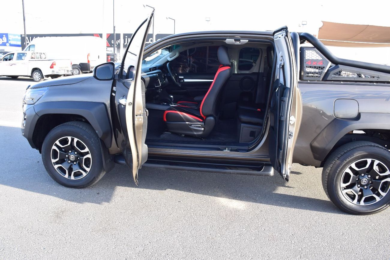 تويوتا هيلوكس 4X4 DIESEL 2.8L KING CAB (Export Only)