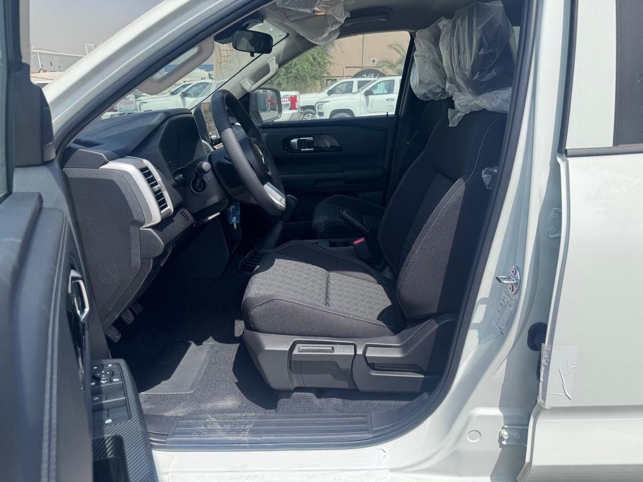 ميتسوبيشي L200 MITSUBISHI L200 Petrol Double Cabin 4WD 5MT 2.5L GLX -FULL OPTION_White
