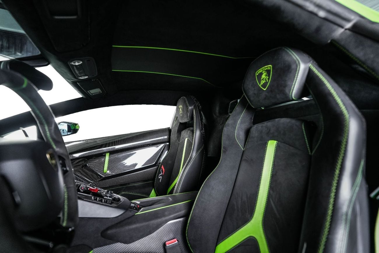 لامبورغيني أفينتادور SVJ ROADSTER