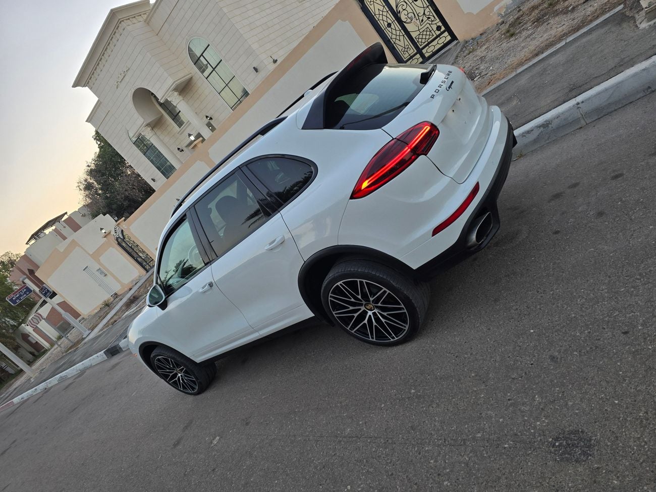 مرسيدس بنز GLB 250 For sale porsche cayenne 2016 full option v6