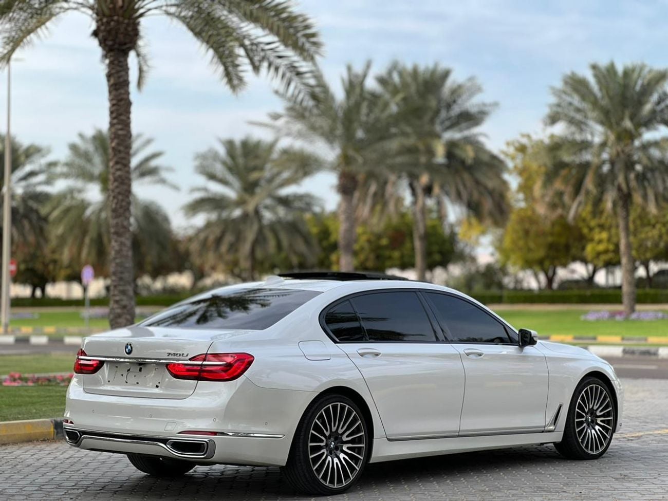 بي أم دبليو 740Li EXCLUSIVE Executive 3.0L (322 HP)