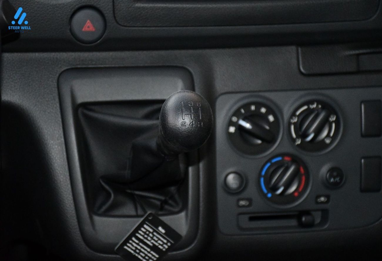 نيسان أورفان 3-Seater Manual (4-Door)