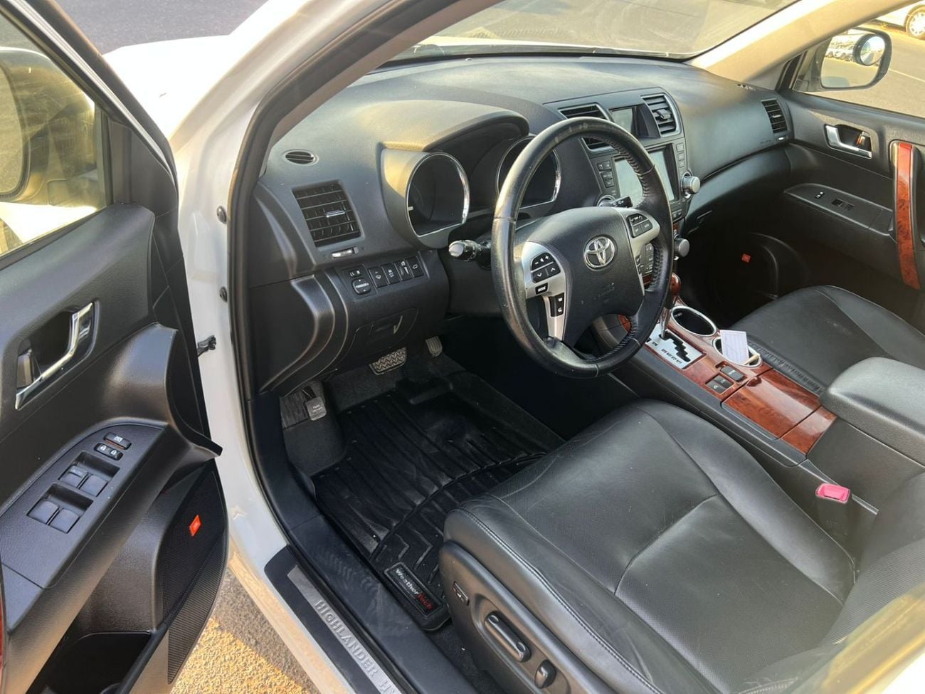 Toyota Highlander  2013 Toyota Highlander Hybrid 3.5L V6 - Rear Camera Leather Seat - Sunroof