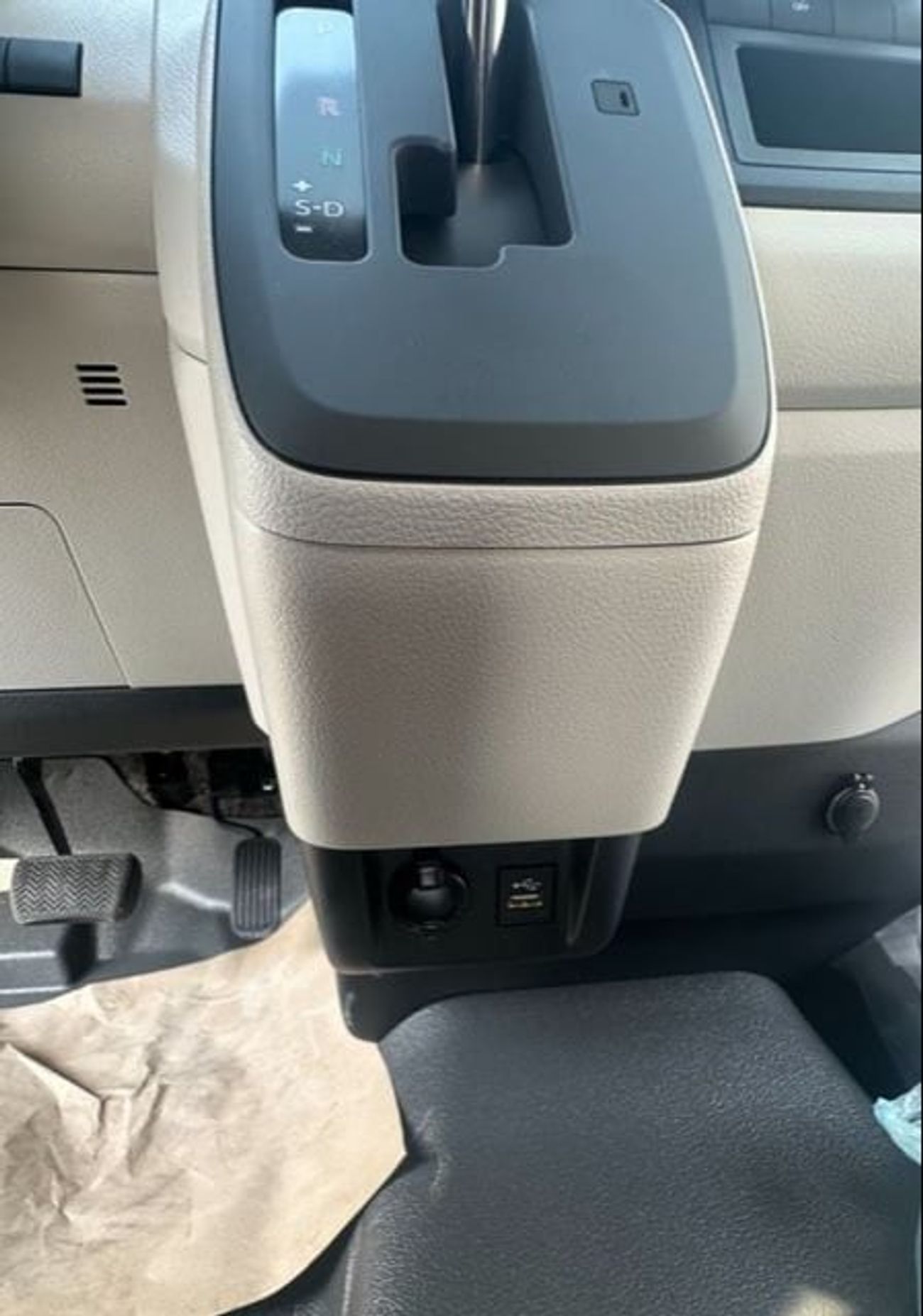 Toyota Hiace GL STD Roof Panel Van 3.5L 2026 GCC DUOBLE REAR DOOR