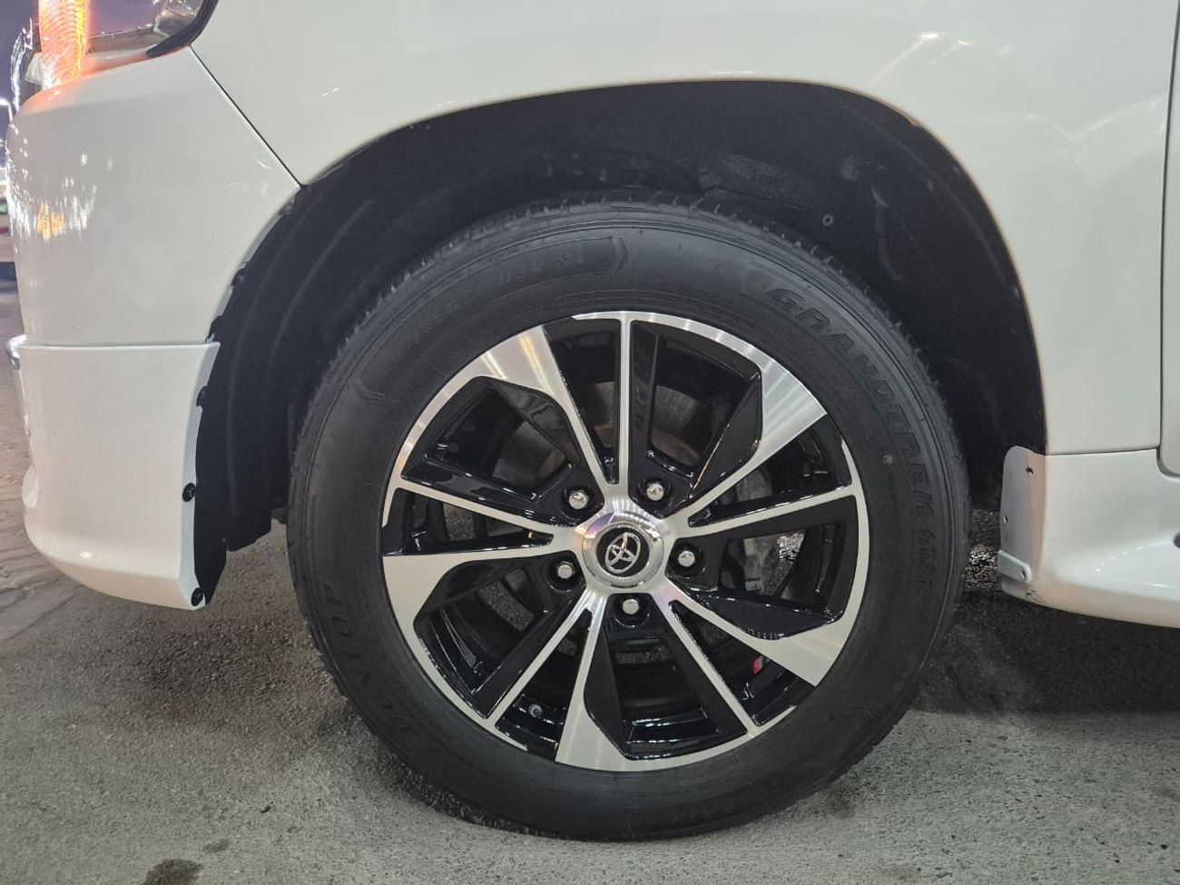 Toyota Land Cruiser VXR 5.7L 4WD TOYOTA LAND CRUISER GRAND TOURING 2020