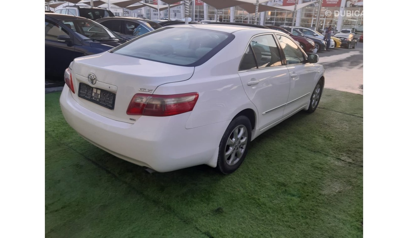 Toyota Camry GCC - number one - sensors - wood - alloy wheels - cruise control - perfect condition