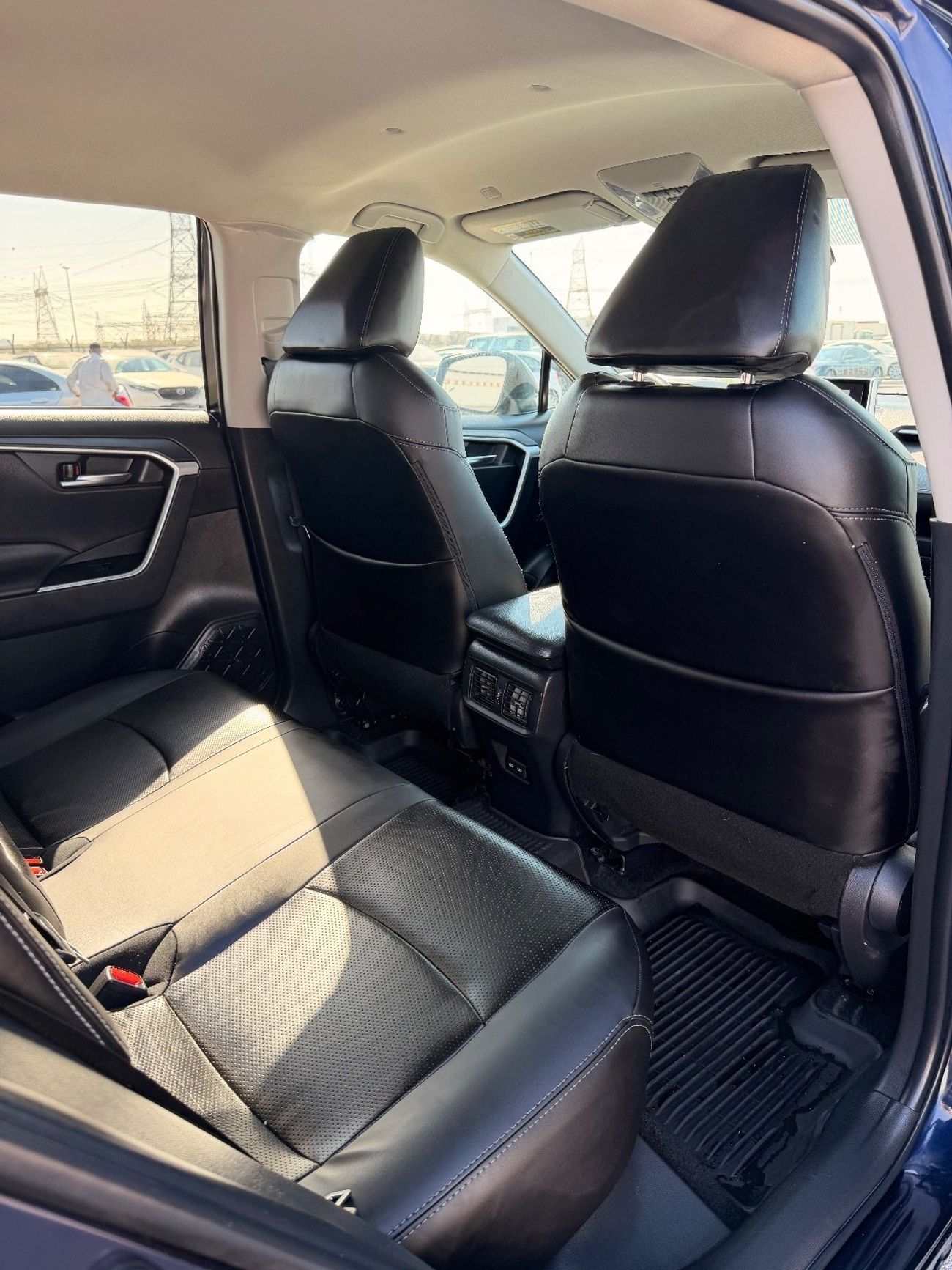 Toyota RAV4 XLE 2.5 L AWD leather seats, push start 2024