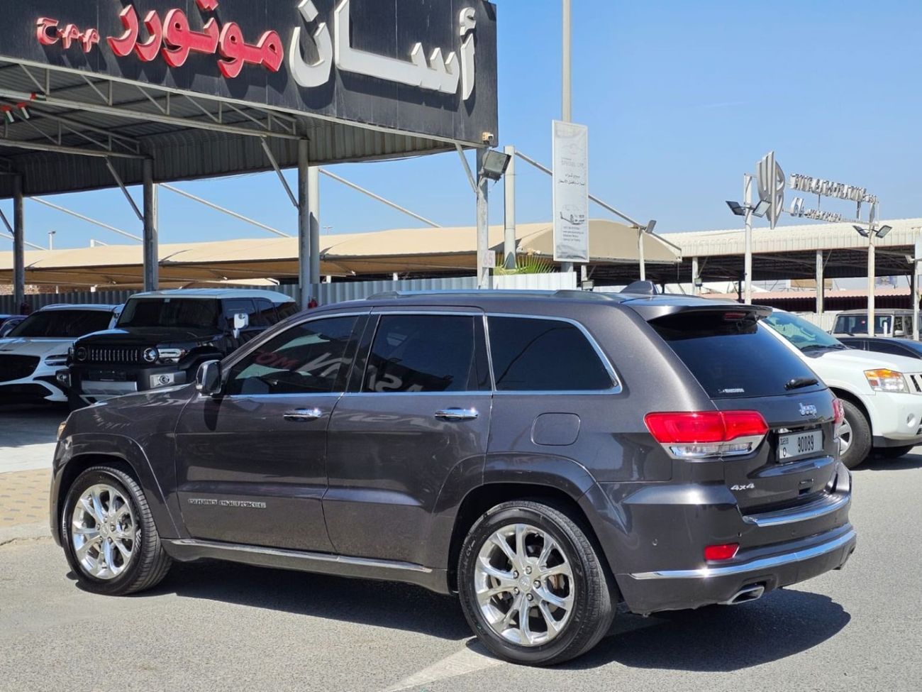 Jeep Cherokee Jeep Cherokee Summit 2019   5.7L  8 cylinder