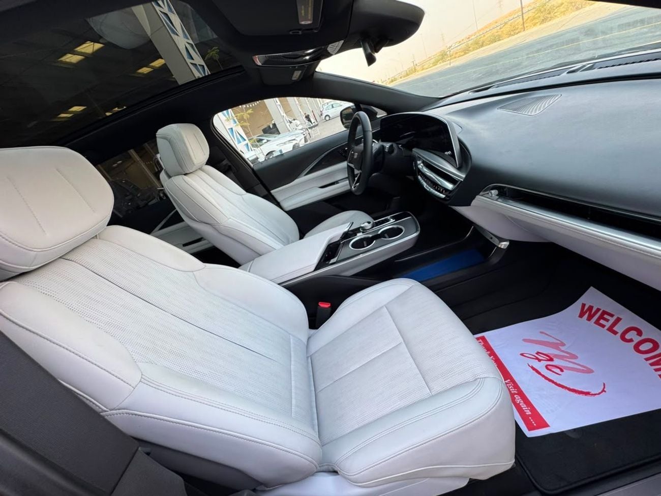 Cadillac Lyriq LAUNCH EDITION FULLY ELECTRIC / LAXURY CAR / BIG SCREEN / PREMIUM SOUND SYSTEM / 360 CAMERA / COOLING AND HEATING S