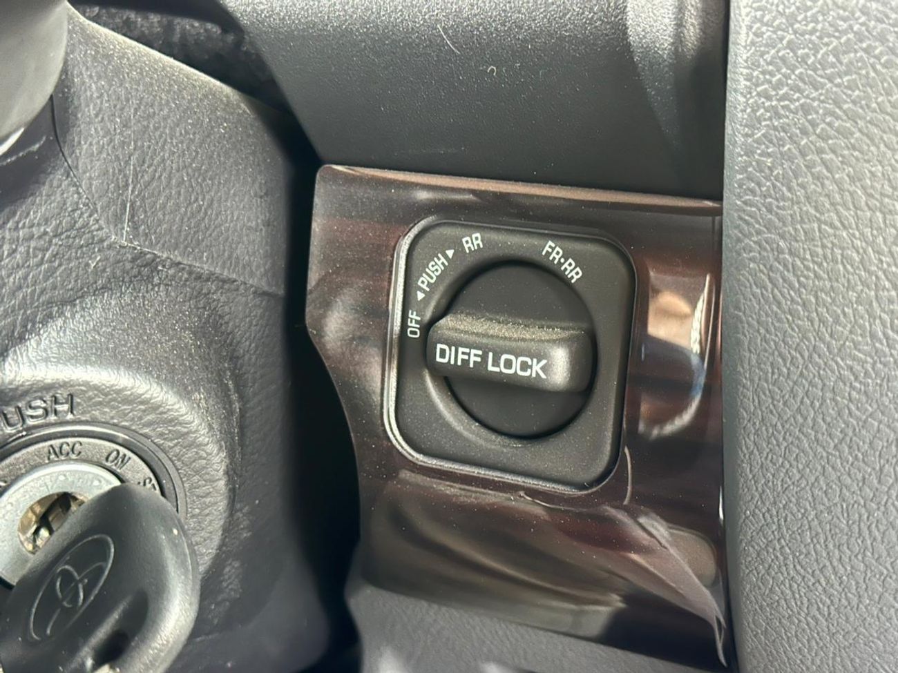 Toyota Land Cruiser 70 LX 2.8L  LC76-G1 2.8 DSL MT