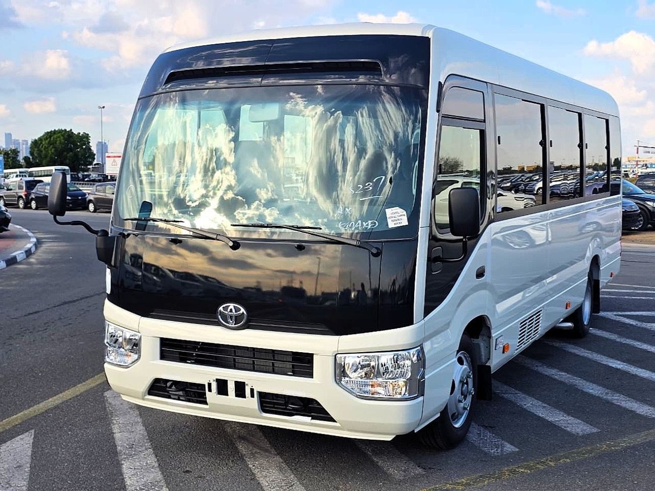 Toyota Coaster vip 4.2l diesel M/T 22 seats with electric door and cool box