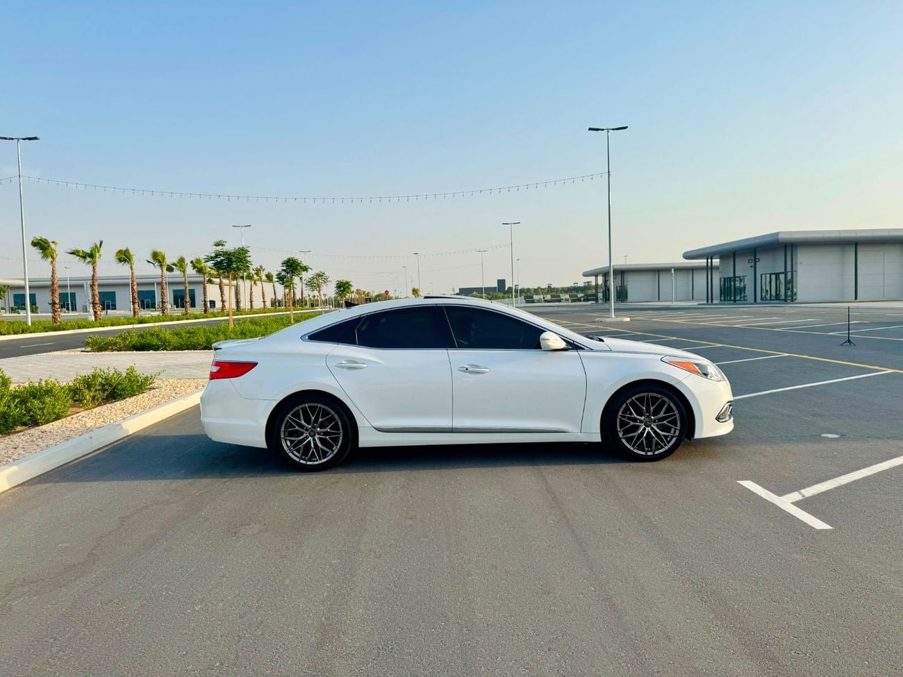 Hyundai Grandeur STD (NON GCC) Hyundai Grandeur / Azera 2015 New Shape | Top Line | Korean Specs | Clean Title