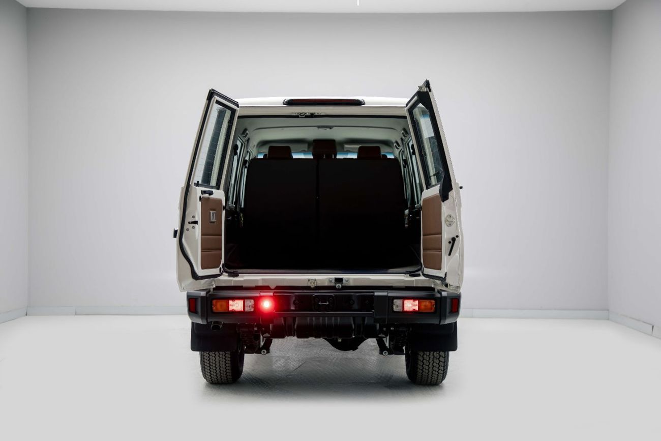 تويوتا لاند كروزر LC76 Hardtop 2.8L - White Inside Saddle Tan | Export Only