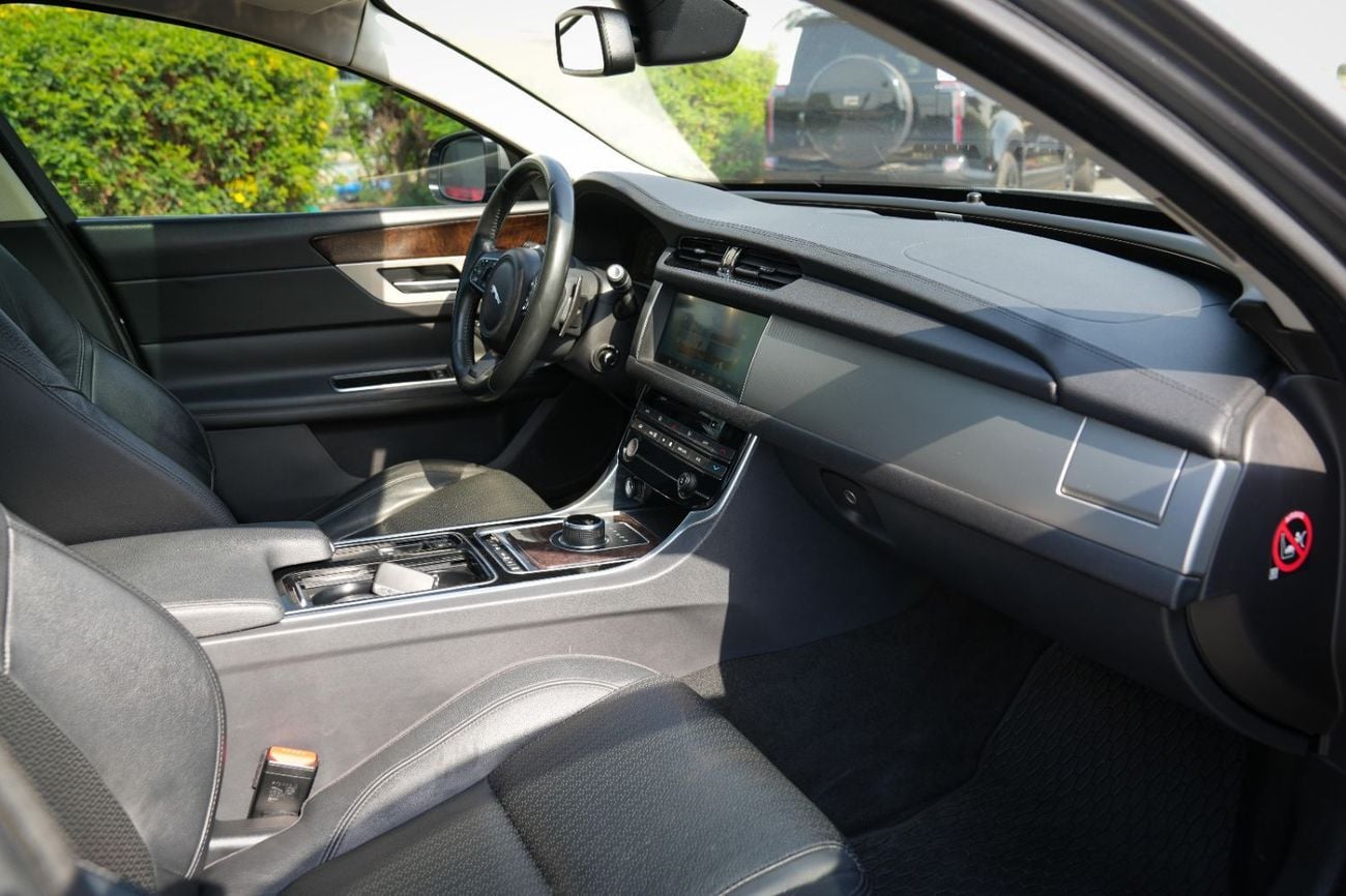 Jaguar XF 25T 2017!! GCC SPECS